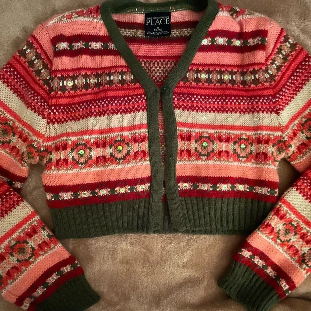 The Children’s Place- Cropped Printed Sweater Green Trim. Size Small (5/6)